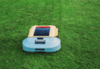 Robotgrasklippare pa en gron grasmatta