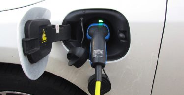 en sladd som laddar en elbil eller en hybridbil